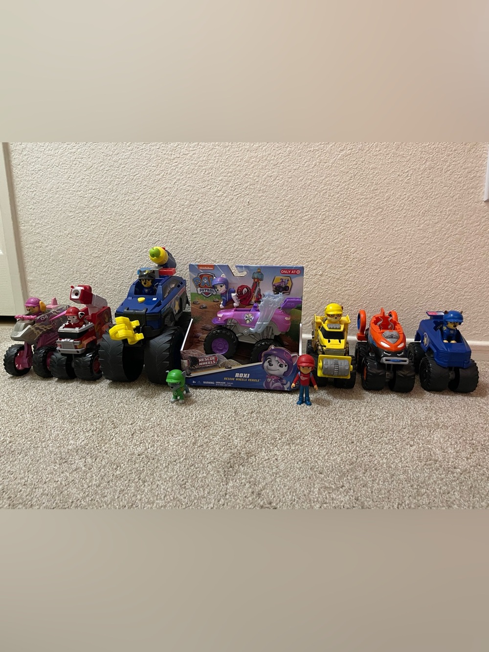 Paw Patrol Rescue Wheels with NEW Roxi and Chase’s Power Haulin Rescue Cruiser